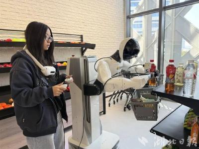 这群00后，教机器人“做人”