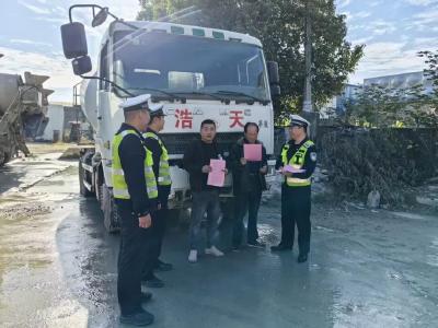 “安全才是回家最近的路”——团风交警开展“进企业座谈警示 + 进村敲门宣讲”系列活动