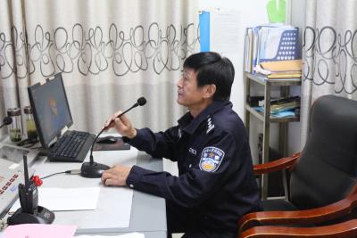 “在岗一分钟，站好六十秒”                                   ——麻城民警袁万俊的16年坚守与深情告别            