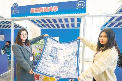 海外出圈的荆楚风丝巾又走红国家级大会 高校学子设计城市礼物激活创意就业
