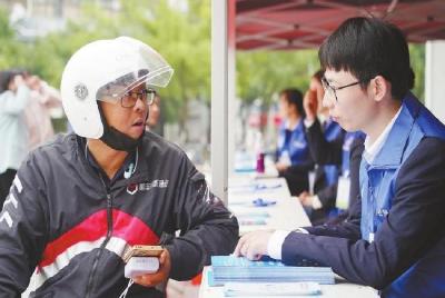 让社保温度浸润红色土地 ——黄冈市2025年“社保服务进万家”活动全景纪实