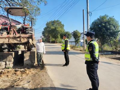 市区两级交通部门联管农机“带泥上路”保农路畅安