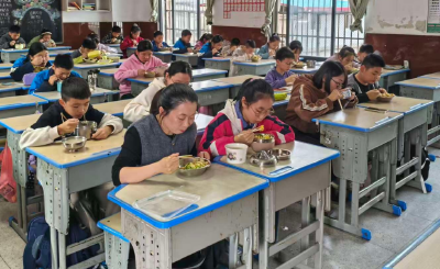 浠水实验五小家长陪餐和膳食监督模式见成效