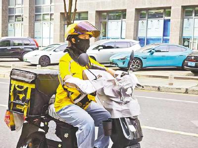 两年激增三成多 女骑手涌入外卖大军