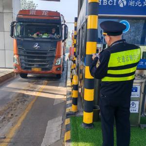 湖北高速路政加强超限车辆管理力度