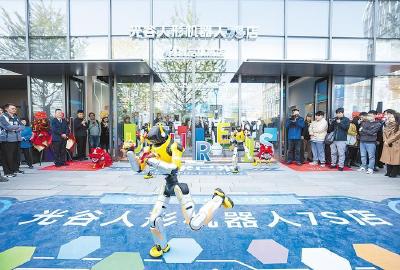 全国首家人形机器人7S店亮相光谷 鄂产机器人明码标价开售