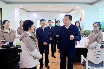 李军杰调研市融媒体中心并看望慰问新闻工作者 坚持正确政治方向 用心讲好黄冈故事 为高质量发展凝聚强大正能量