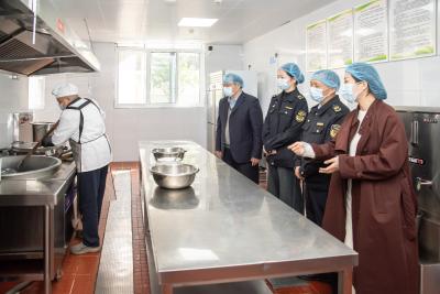红安县督导检查学校食堂食品安全