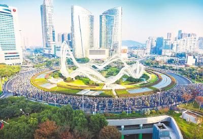 光谷马拉松赛博感爆棚  人形机器人颁奖 激光刻专属奖牌