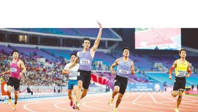 从天赋少年到双冠王者 李泽洋追逐“中国飞人”这十年