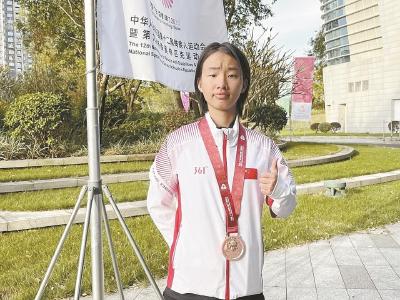黄冈15岁女将王铭艳斩获铜牌