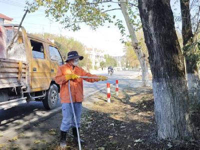英山为国省道行道树“穿冬衣” 筑牢公路安全防线