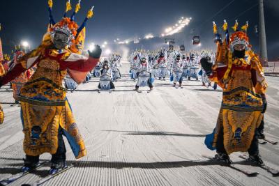 各大滑雪场陆续开板 冰雪经济持续升温 