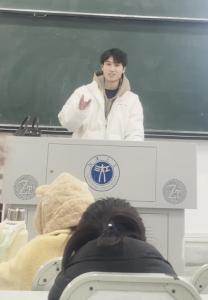 抬钢筋、打螺丝、送外卖，22岁大学生坚持寒暑假打工挣生活费