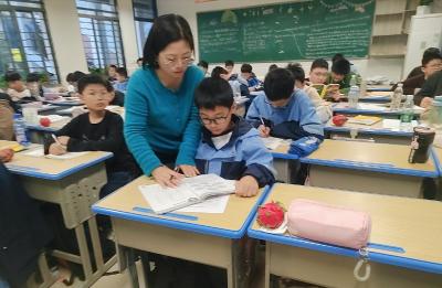 黄冈市优秀班主任、武穴市实验中学教师杨亚芳：用爱和智慧守护花开