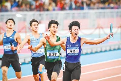 100米接力绝境中绝杀！  刘杨告诉你0.04秒的倔强