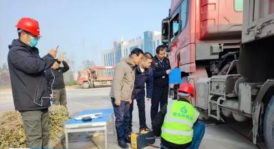 蕲春县联合执法严查柴油货车尾气排放