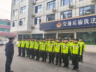 蕲春多部门联合执法整治摩托车违规加装车棚 守护群众“头顶安全”