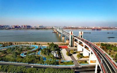 湖北日报报道小池：“成本减法”赢得“发展加法” 圆梦“大城”