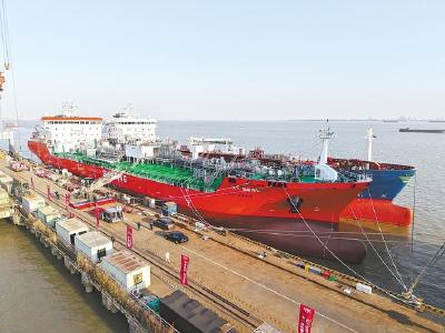 “武船造”万吨巨轮再交一艘