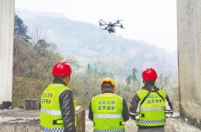 无人机代替工人高空吊篮作业  湖北第一高墩大桥智能除锈