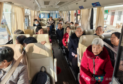 公交专线开到村口 破解山区老人出行难题