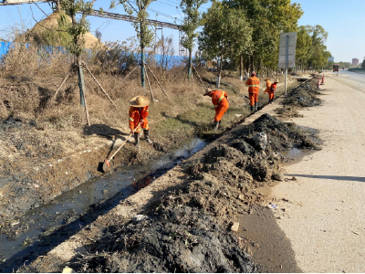黄州区交通公路部门清沟除障 保障冬季公路排水通畅
