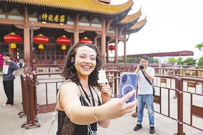 “老外”逛武汉购物车里装些啥 