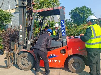 精准服务助整改 源头防控护蓝天  ——市生态环境局红安县分局开展涉气企业非道路移动  机械专项帮扶行动