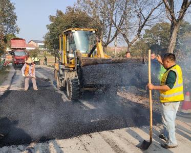 守护群众出行安全——黄州区交通农路部门及时修复破损道路