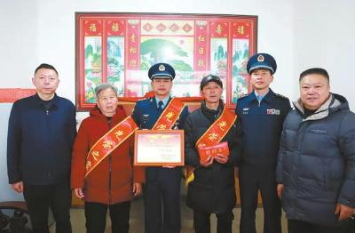 红安县为二等功臣家庭送立功喜报