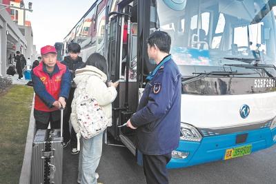 从校园直达三大火车站 武汉开通首条跨城高校定制公交