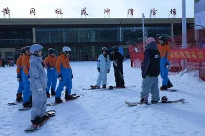 滑雪去，英山桃花冲滑雪场已经开板啦