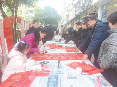 书香送福暖社区 翰墨迎春年味浓  黄州区图书馆开展“春联万家”惠民活动