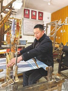 “90后”理工男返乡当起织布郎 将现代设计融入红安大布 带动百余乡亲就业