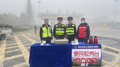 大雾阻交通 真情暖人心