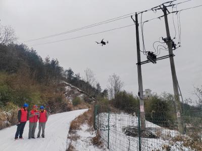 黄冈供电公司全力以赴战冰雪保供电