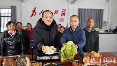 湖北英山三位村书记抱团直播，土鸡蛋被抢光，销售破万元