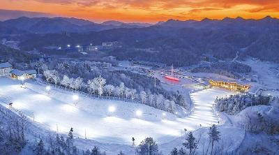 兴山昭君国际滑雪场扩建升级后开板迎客  夜滑项目成年轻人新宠