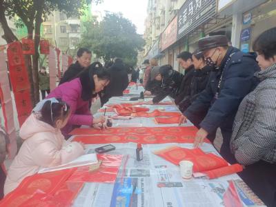 书香送福暖社区  翰墨迎春年味浓  黄州区图书馆开展“春联万家”惠民活动