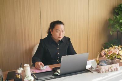 从金牌讲师到全国模范：她的22年，何以温暖了两代人？