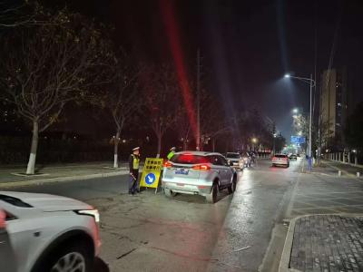 团风交警严查酒驾不停歇，平安守护不缺位