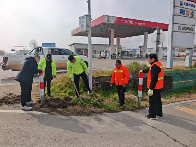 春运启幕在即  黄州区为G347国道“点亮”110余根警示桩