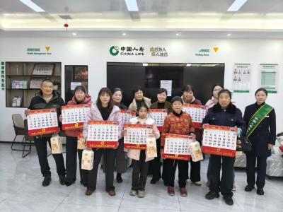 中国人寿蕲春支公司新春送福暖人心