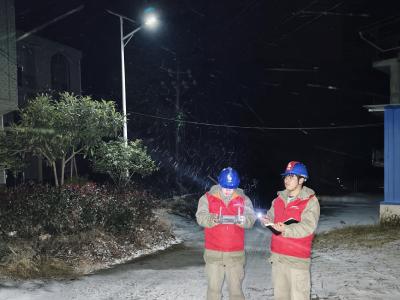 浴“雪”奋战守护万家灯火——国网麻城市供电公司全力应对雨雪冰冻保供电