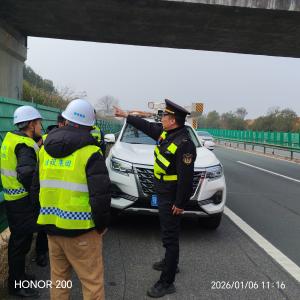 湖北高速路政联合开展上跨桥隐患排查