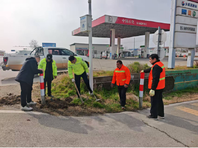 春运启幕倒计时！黄州区为G347国道“点亮”110余根警示桩
