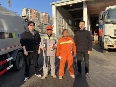 新华保险黄冈中支开展致敬环卫工作者公益慰问活动