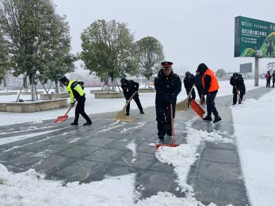 蕲春交通执法部门以雪为令筑牢道路安全防线