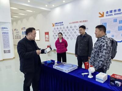 锦旗点赞！武穴人社打通堵点，400万创业贷解企燃眉之急